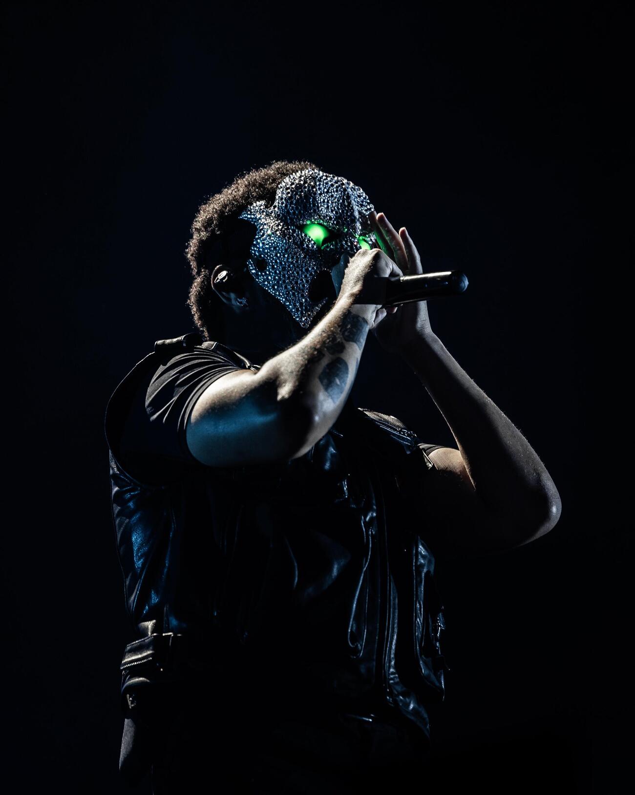 来日公演で歌唱するThe Weeknd（Sebastien Nagy撮影）