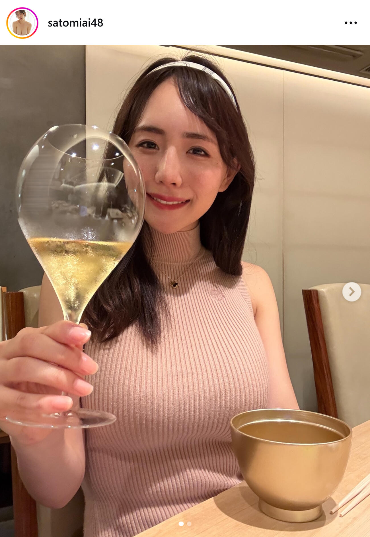 ボディーラインくっきりニット姿（さとみあいのインスタグラムから）