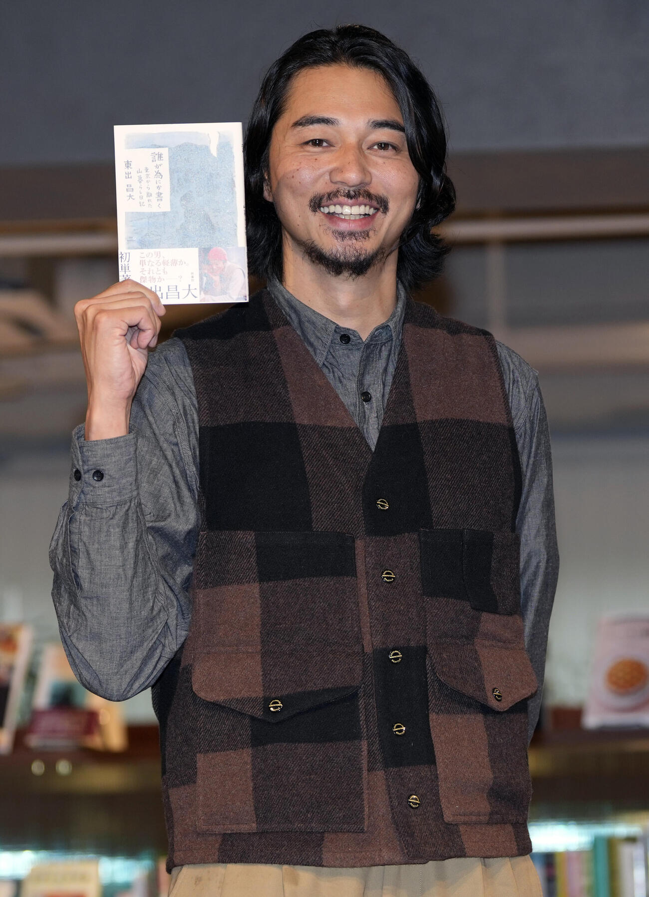 初の単著「誰が為にか書く?東京から離れた山暮らし日記?」インタビューに登場しフォトセッションを行う東出昌大（撮影・小島史椰）