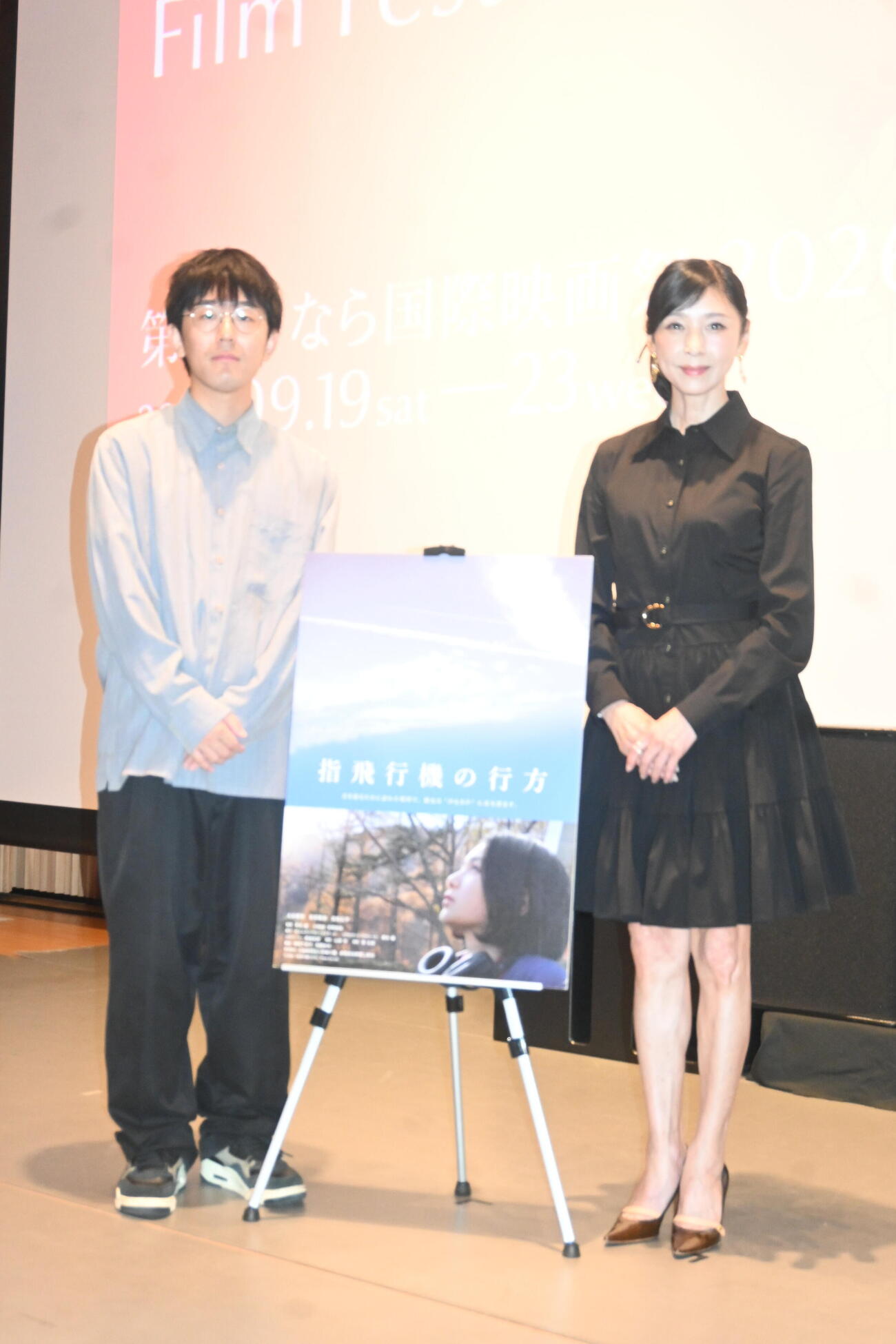 「なら国際映画祭」で監督作品「指飛行機の行方」のワールドプレミアに登壇した黒木瞳（右）、共同監督の常間地裕氏（撮影・松浦隆司）