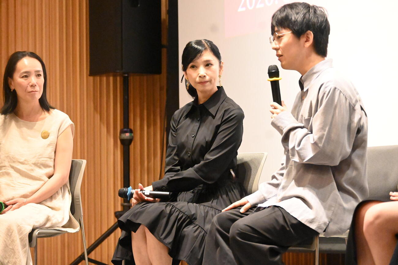 「なら国際映画祭」で監督作品「指飛行機の行方」のワールドプレミアに登壇した黒木瞳（中央）、共同監督の常間地裕氏（右）、なら国際映画祭のエクゼクティブディレクターの河瀨直美監督（撮影・松浦隆司）