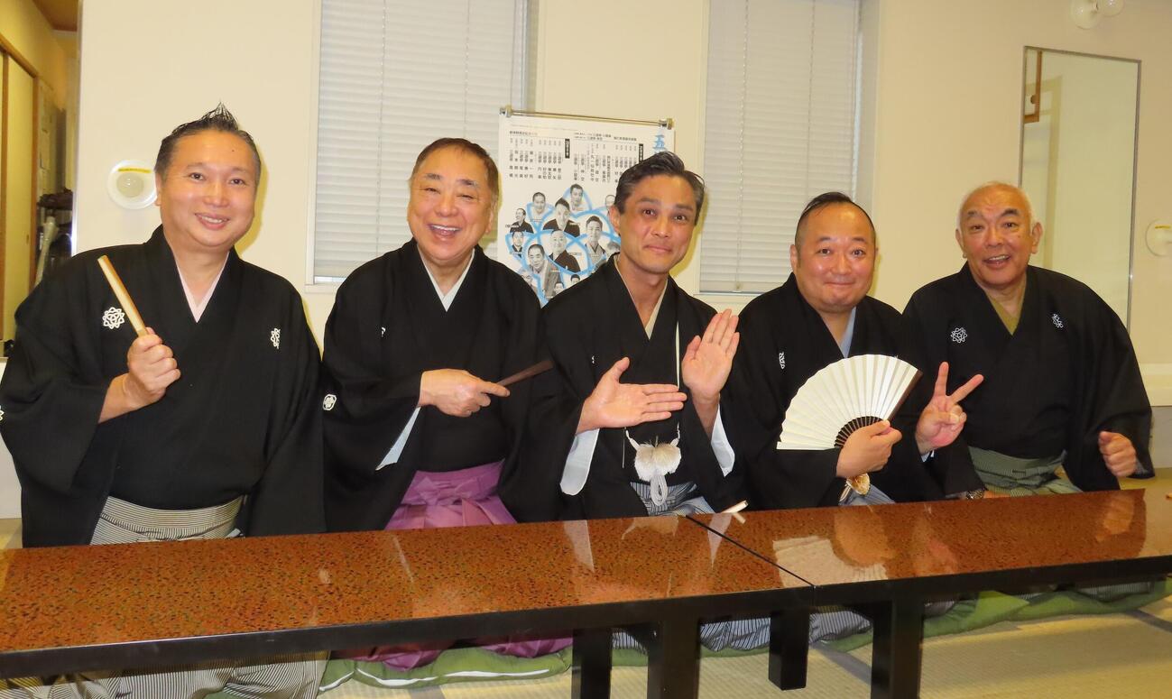 真打ち昇進披露会見を行った、「五代目圓楽一門会」の新真打ち三遊亭伸空（中央）、三遊亭小圓楽（同右）、左から遊亭竜楽、三遊亭好楽、2人おいて三遊亭圓空
