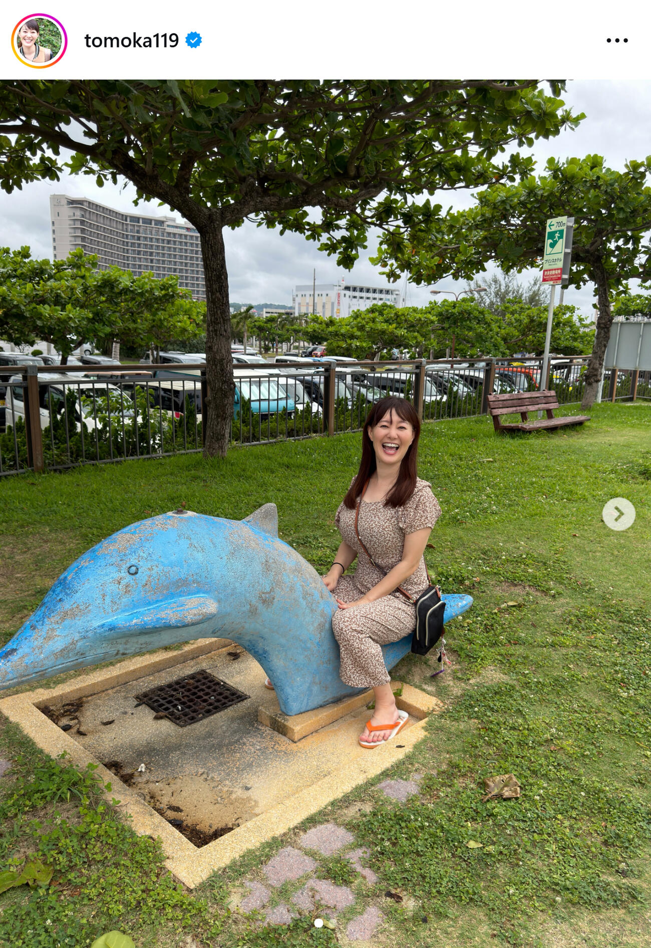 遊具にまたがる竹中知華アナ（ラジオ沖縄竹中知華アナのインスタグラムから）