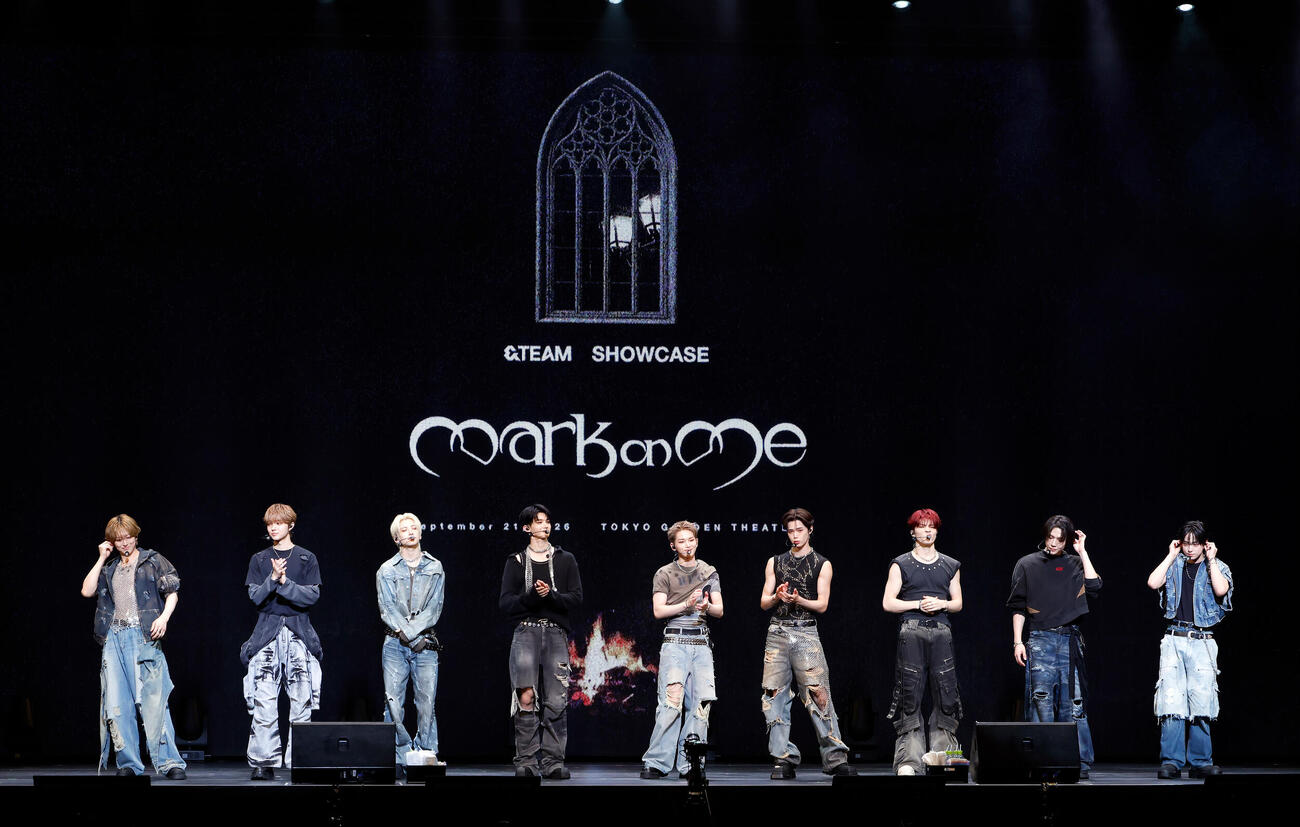 ステージに登場した＆TEAM、左からFUMA、EJ、YUMA、JO、HARUA、K、MAKI、NICHOLAS、TAKI（撮影・山本朝陽）