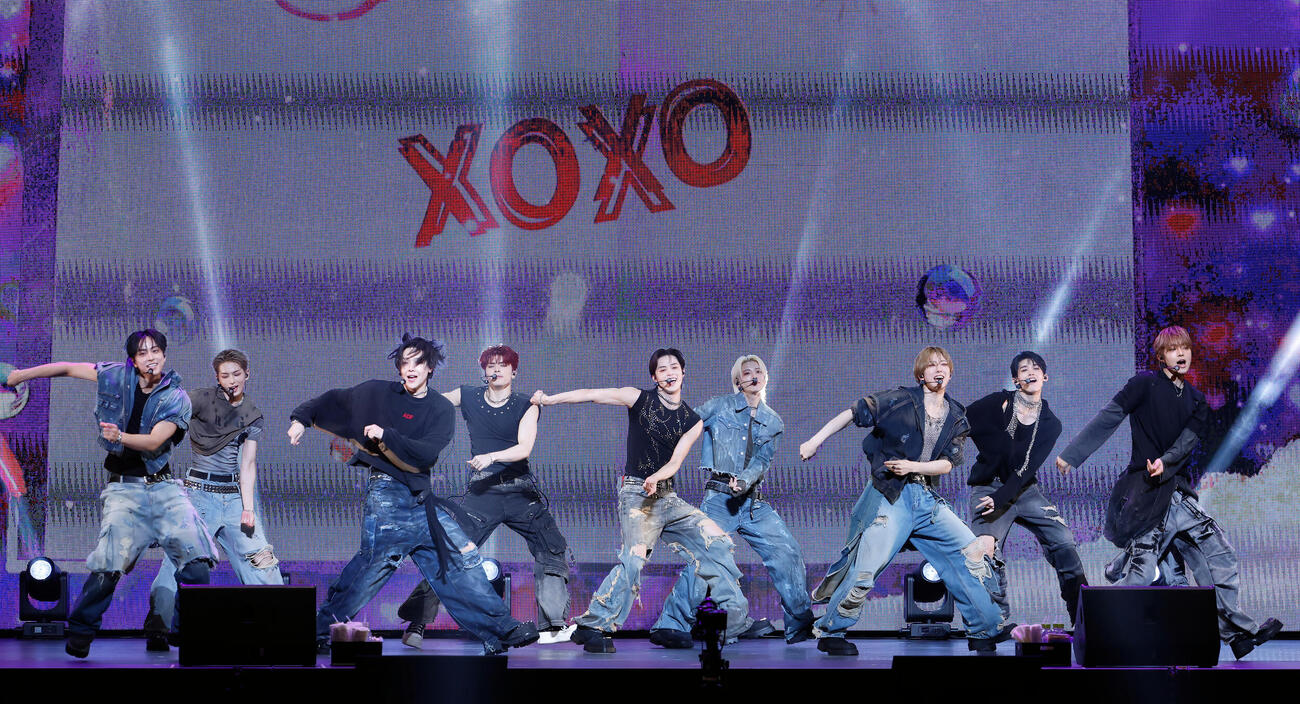 パフォーマンスを行う＆TEAM、左からTAKI、HARUA、NICHOLAS、MAKI、K、YUMA、FUMA、JO、EJ（撮影・山本朝陽）