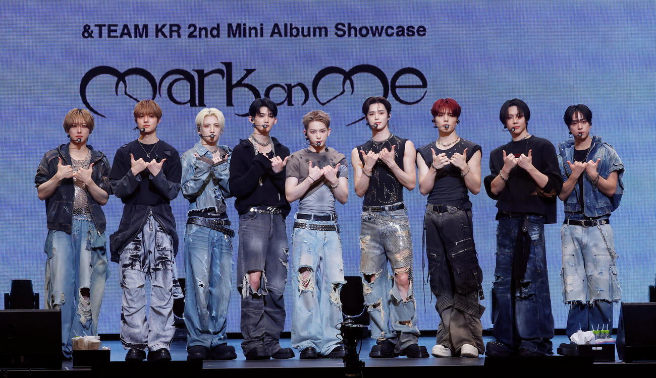 フォトセッションを行う＆TEAM、左からFUMA、EJ、YUMA、JO、HARUA、K、MAKI、NICHOLAS、TAKI（撮影・山本朝陽）