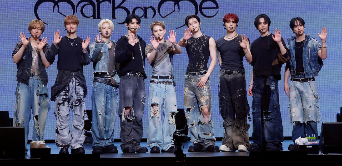フォトセッションを行う＆TEAM、左からFUMA、EJ、YUMA、JO、HARUA、K、MAKI、NICHOLAS、TAKI（撮影・山本朝陽）