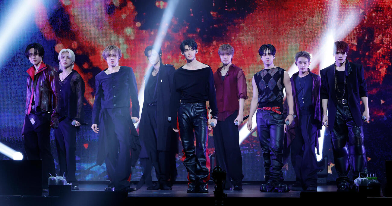 パフォーマンスを行う＆TEAM、左からNICHOLAS、YUMA、FUMA、K、JO、EJ、TAKI、HARUA、MAKI（撮影・山本朝陽）