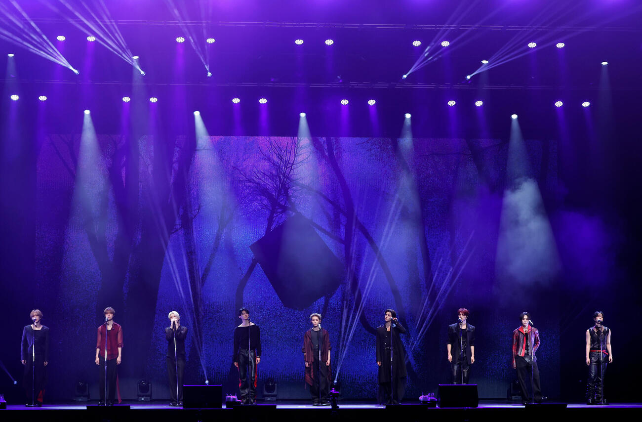 パフォーマンスを行う＆TEAM、左からFUMA、EJ、YUMA、JO、HARUA、K、MAKI、NICHOLAS、TAKI（撮影・山本朝陽）