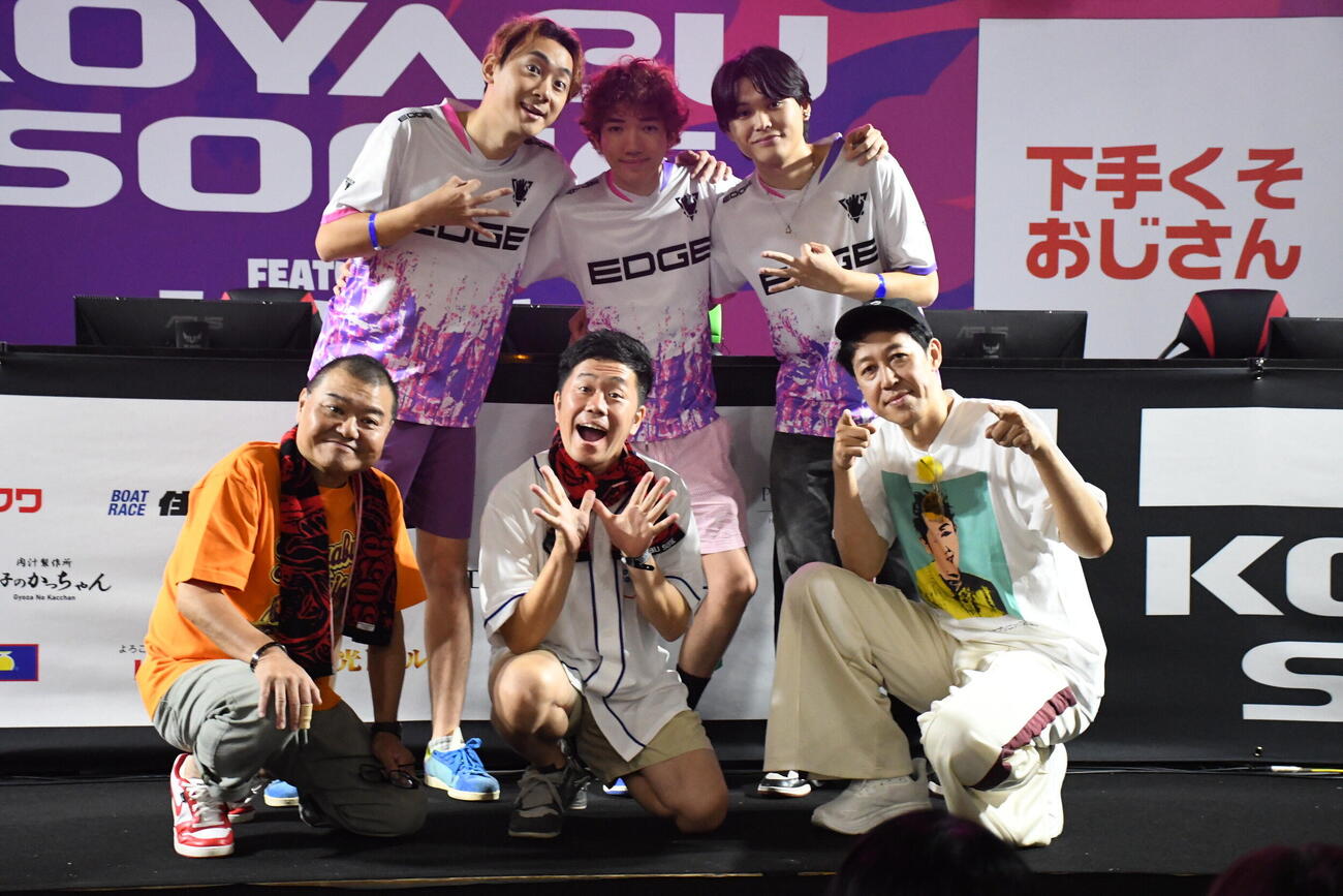 コヤブソニックに出演した、前列左から川畑泰史、吉田裕、小籔千豊、後列左から「EDGE」のキャプテンしょーた、Unger、しゅんてゃん