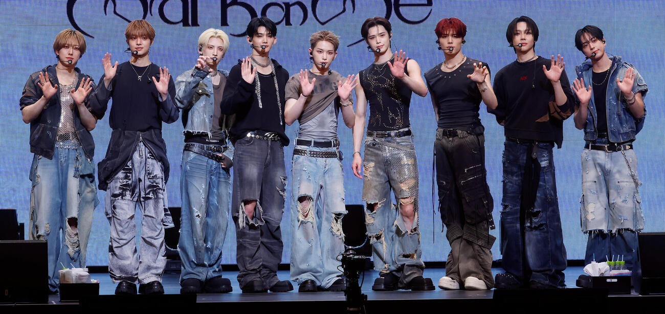 フォトセッションを行う＆TEAM、左からFUMA、EJ、YUMA、JO、HARUA、K、MAKI、NICHOLAS、TAKI（撮影・山本朝陽）