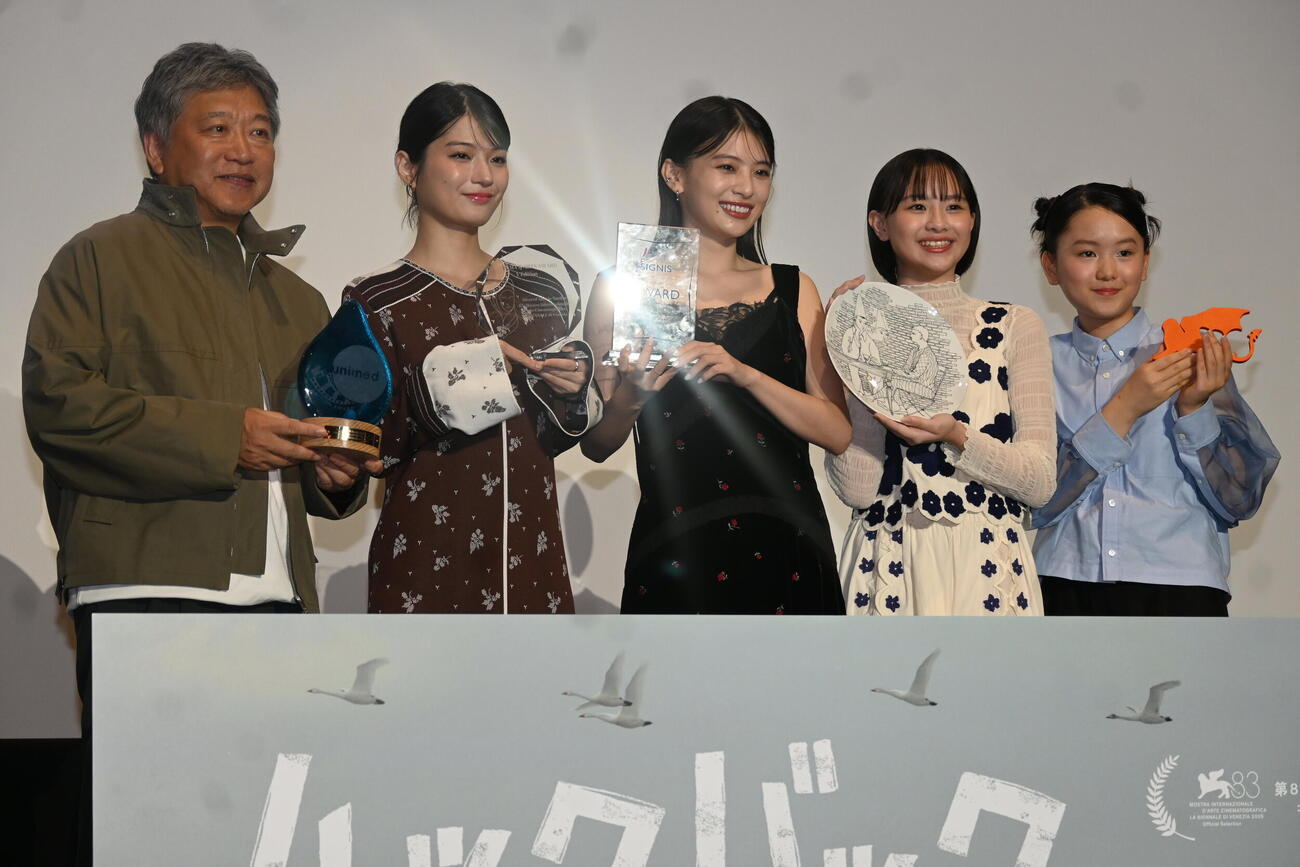 大阪市内でダブル主演映画「ルックバック」の舞台あいさつに登壇した、左から是枝裕和監督、蒔田彩珠、出口夏希、七瀬ふうり、岡田六花（撮影・松浦隆司）