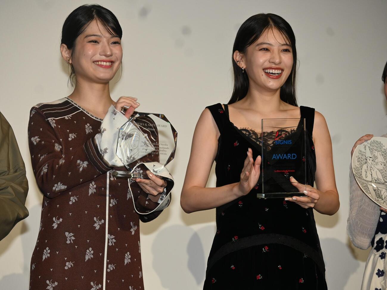 大阪市内でダブル主演映画「ルックバック」の舞台あいさつに登壇した出口夏希（右）蒔田彩珠（撮影・松浦隆司）