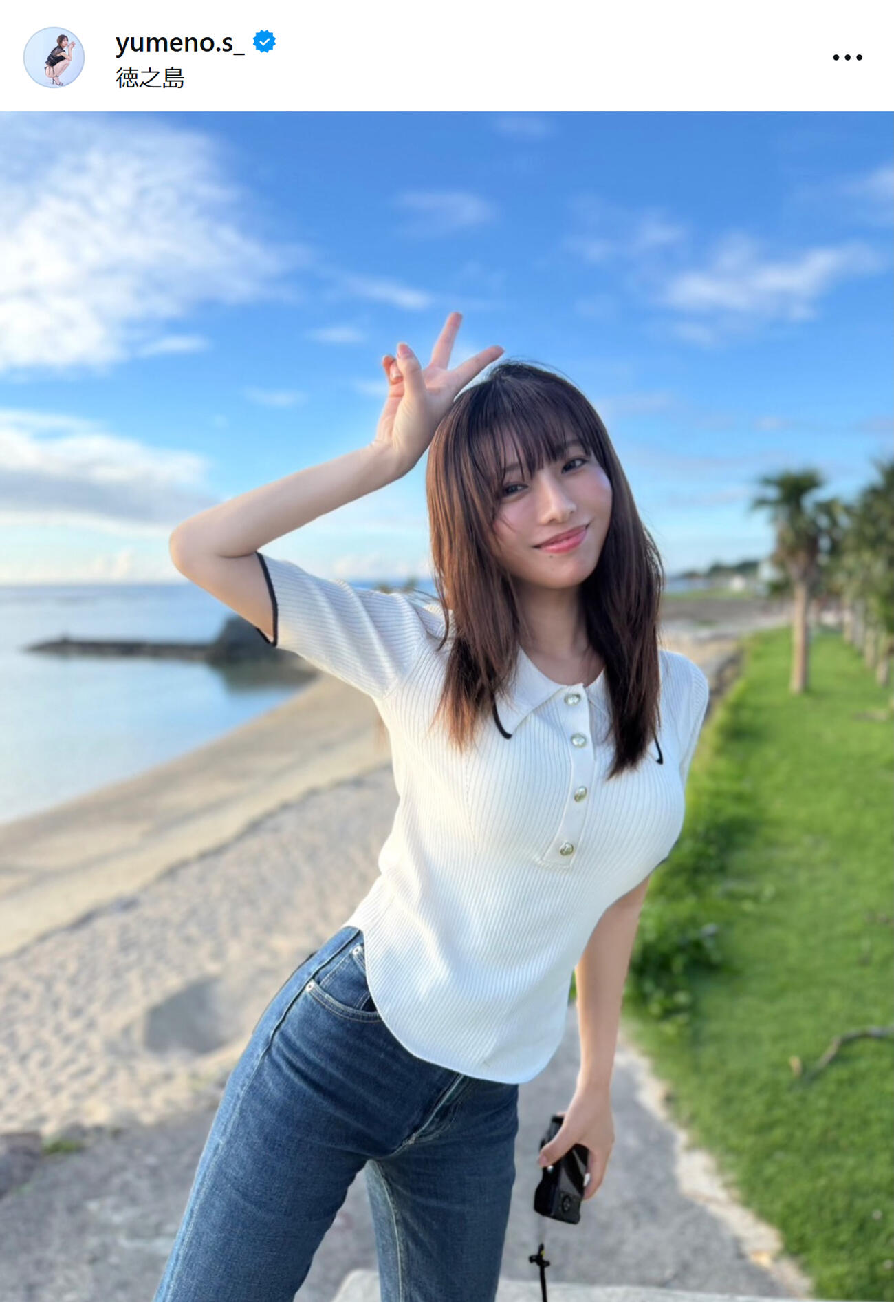 ボディーラインくっきりトップス姿（白戸ゆめののインスタグラムから）
