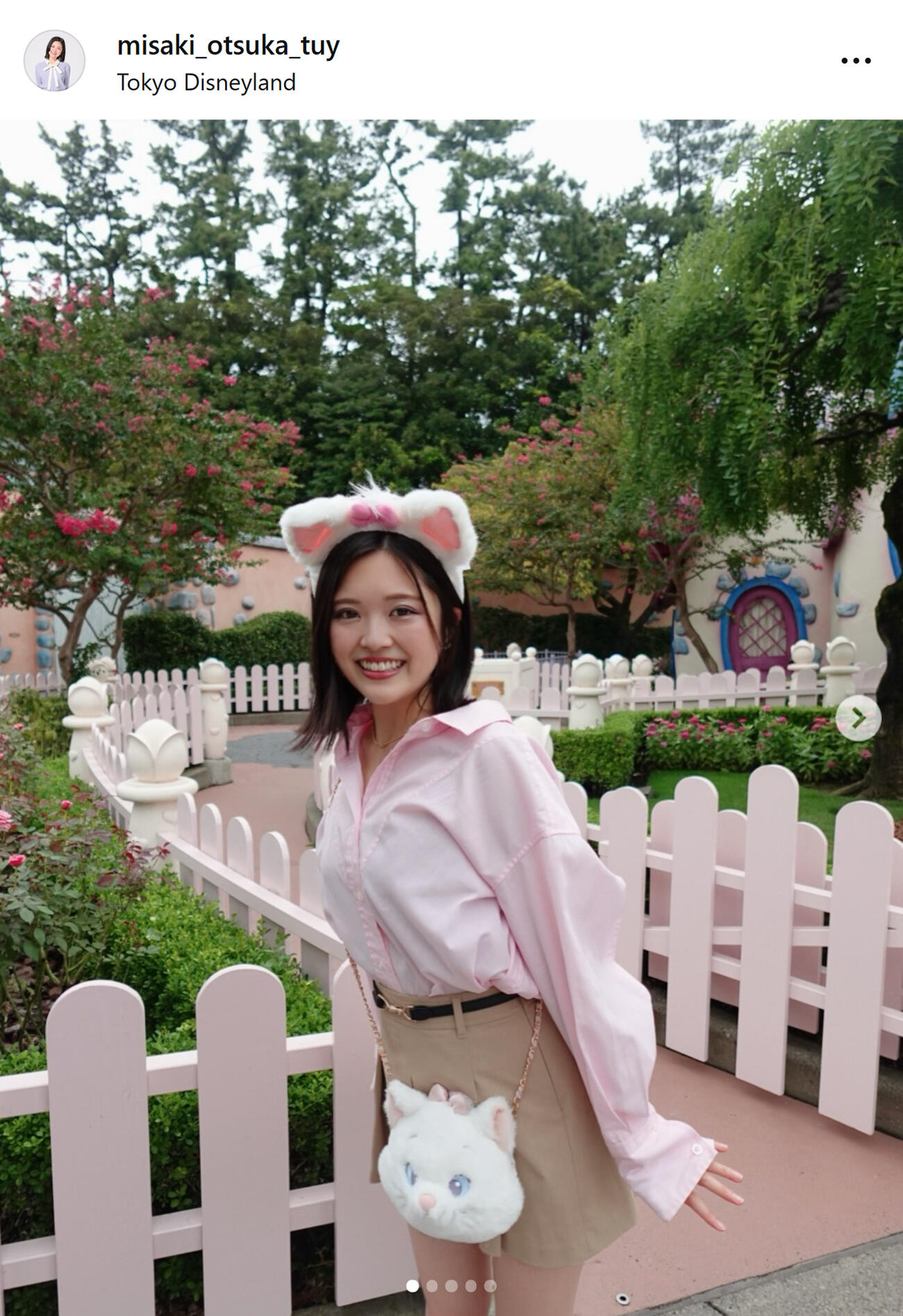ディズニーランドを満喫する大塚美咲アナ（テレビユー山形大塚美咲アナのインスタグラムから）