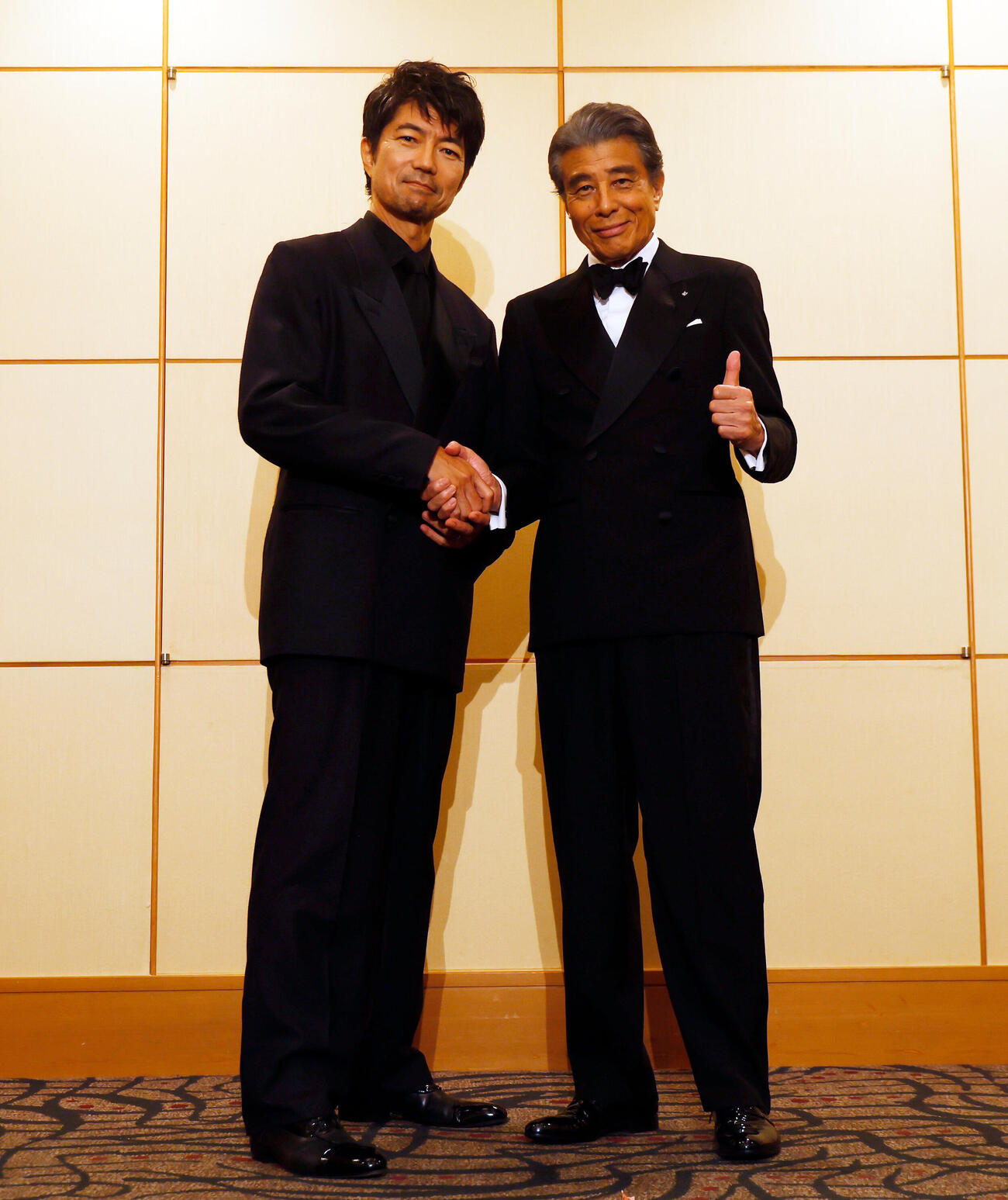 フォトセッションを行う仲村トオル（左）と舘ひろし（撮影・山本朝陽）