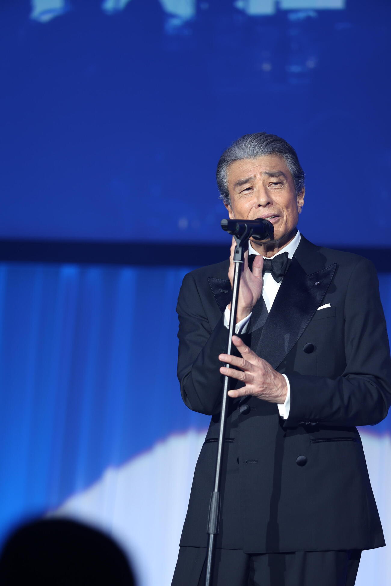 芸能生活50周年のトークディナーショーで「泣かないで」を歌う舘ひろし