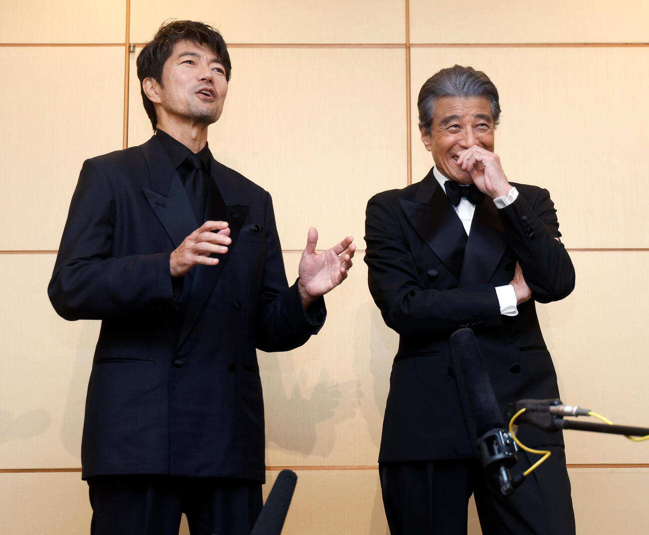 囲み取材に応じる仲村トオル（左）と舘ひろし（撮影・山本朝陽）