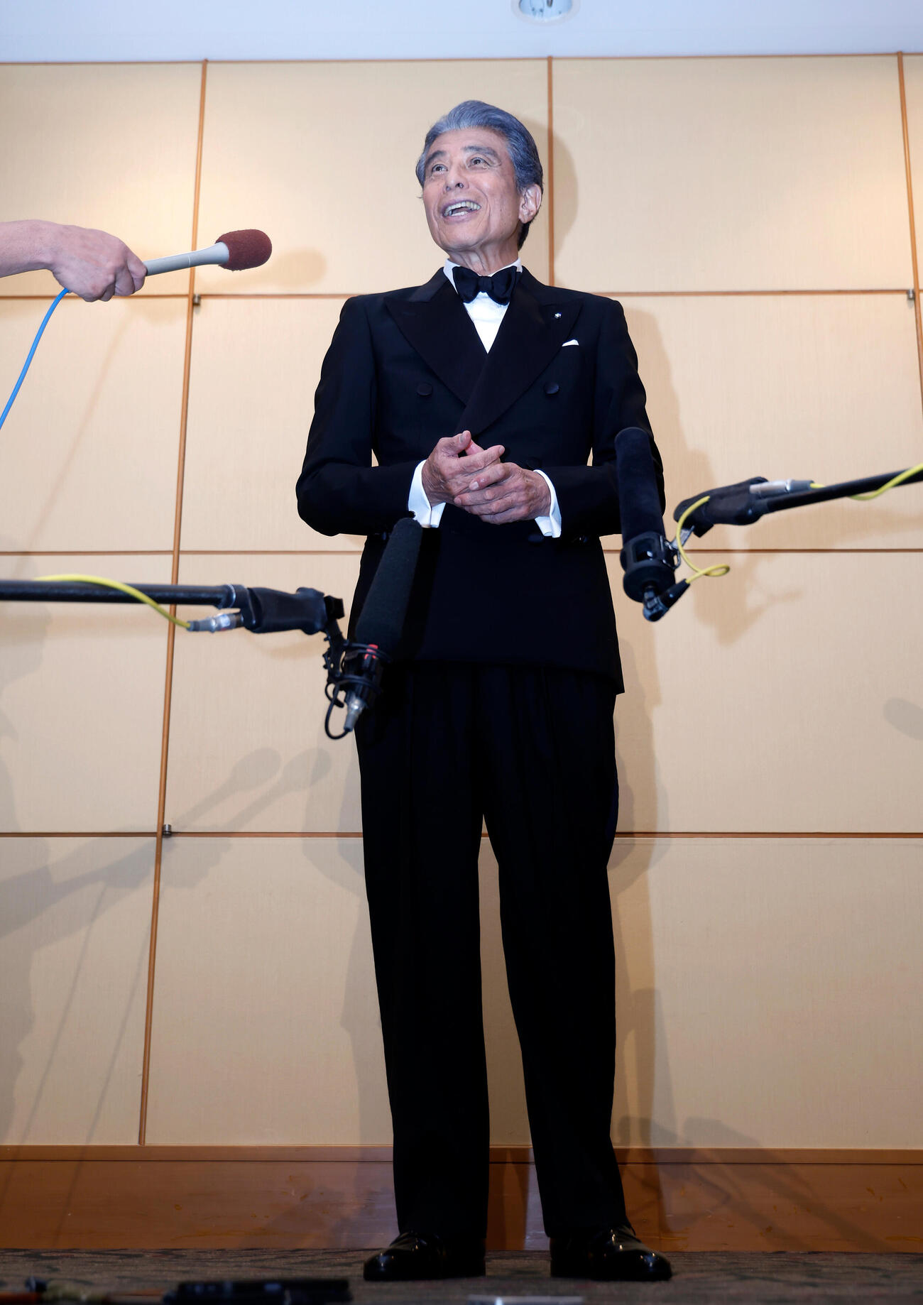 囲み取材に応じる舘ひろし（撮影・山本朝陽）
