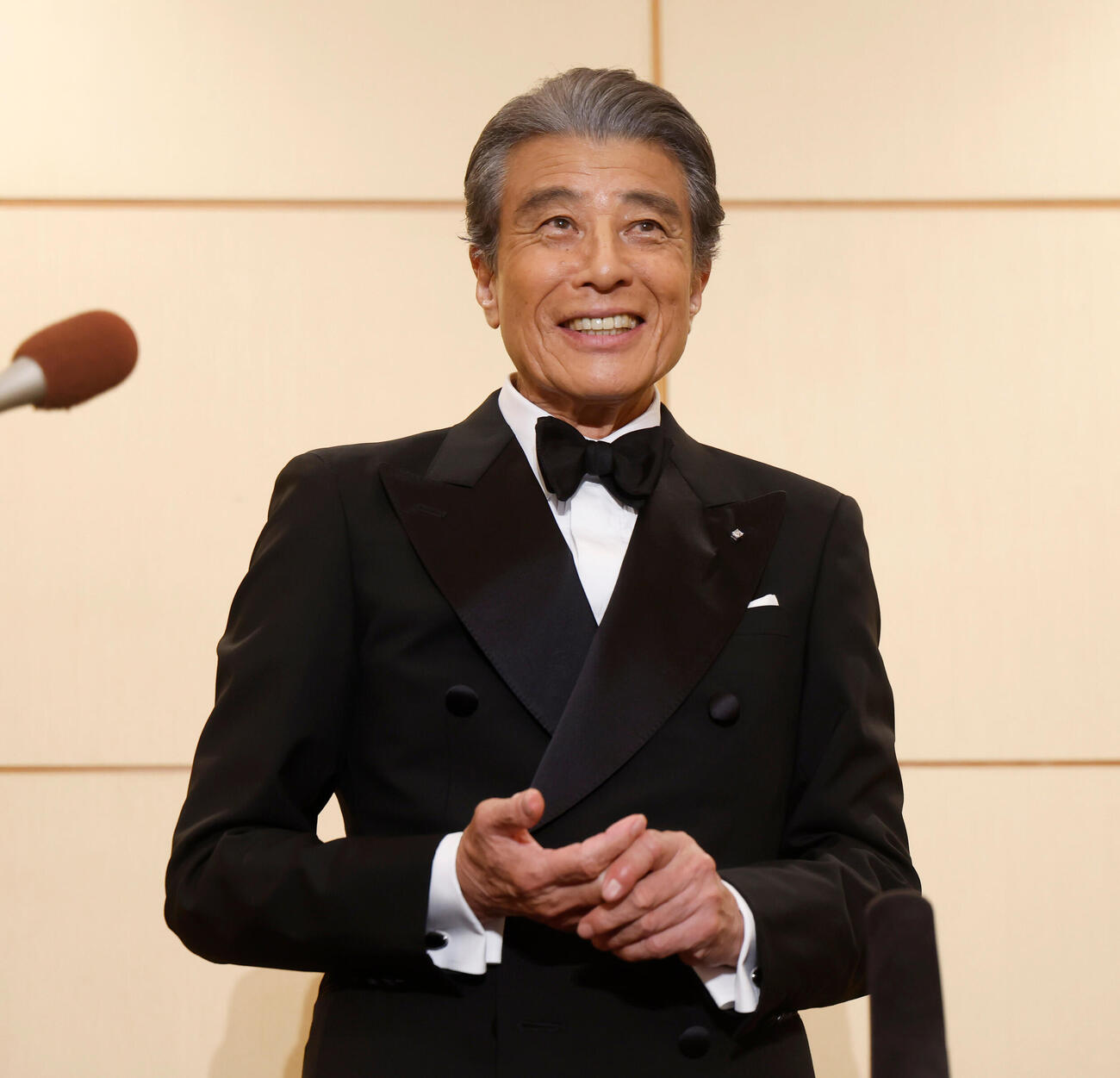 囲み取材に応じ、笑顔の舘ひろし（撮影・山本朝陽）
