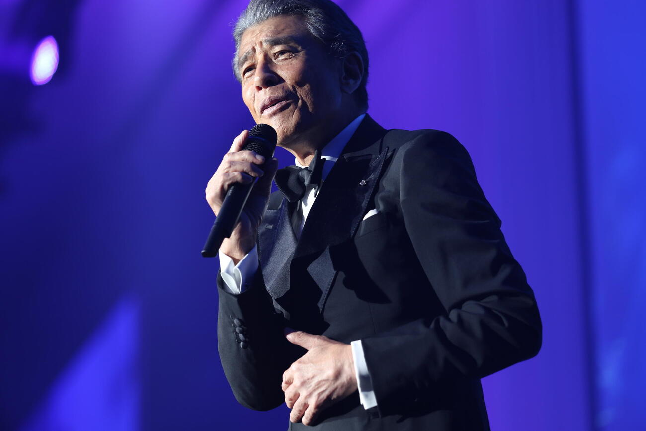 芸能生活50周年のトークディナーショーで「泣かないで」を歌う舘ひろし