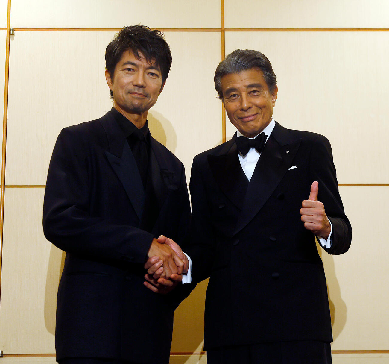 フォトセッションを行う仲村トオル（左）と舘ひろし（撮影・山本朝陽）