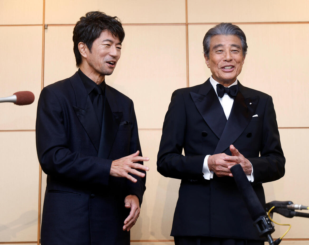囲み取材に応じる仲村トオル（左）と舘ひろし（撮影・山本朝陽）