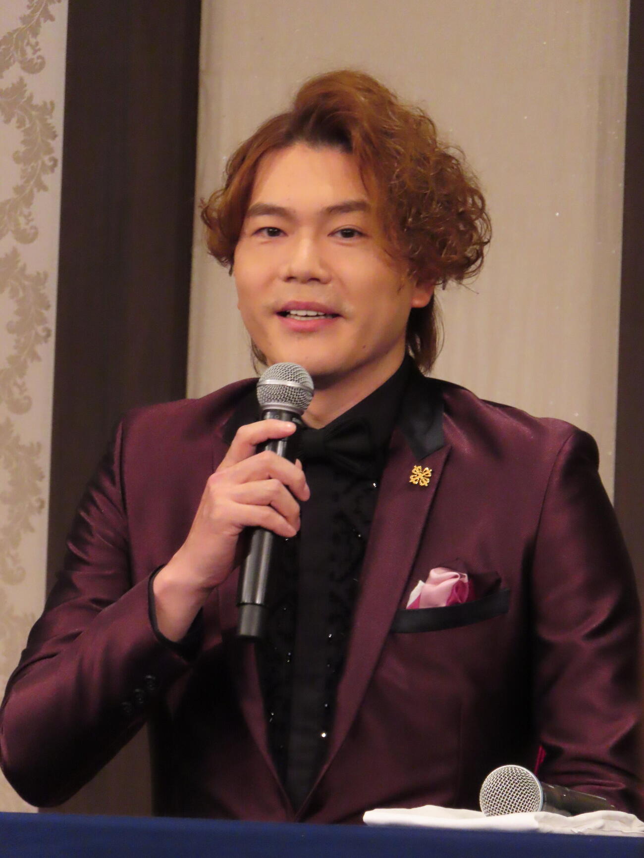 ミュージカル「ラ・カージュ・オ・フォール」製作発表に臨む佐藤隆紀（撮影・鎌田良美）