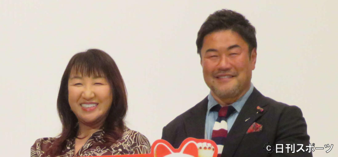 北斗晶（左）、佐々木健介夫妻（2021年11月撮影）