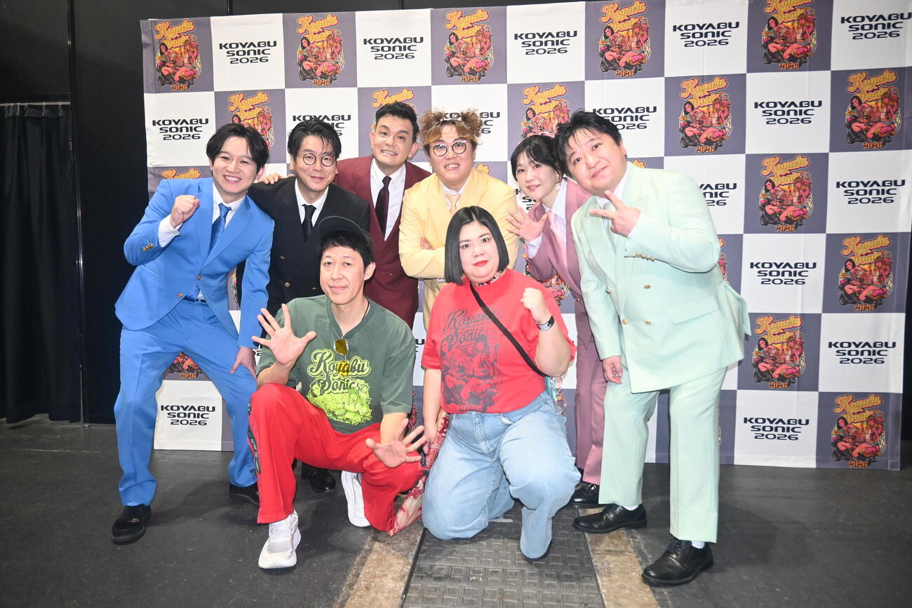 後列左からピン芸人のkento fukaya、男性ブランコ浦井のりひろ、スーズ高見、マユリカ中谷、紅しょうが稲田美紀、ニッポンの社長ケツ、前列左から小籔千豊、紅しょうが熊元プロレス（撮影・松浦隆司）