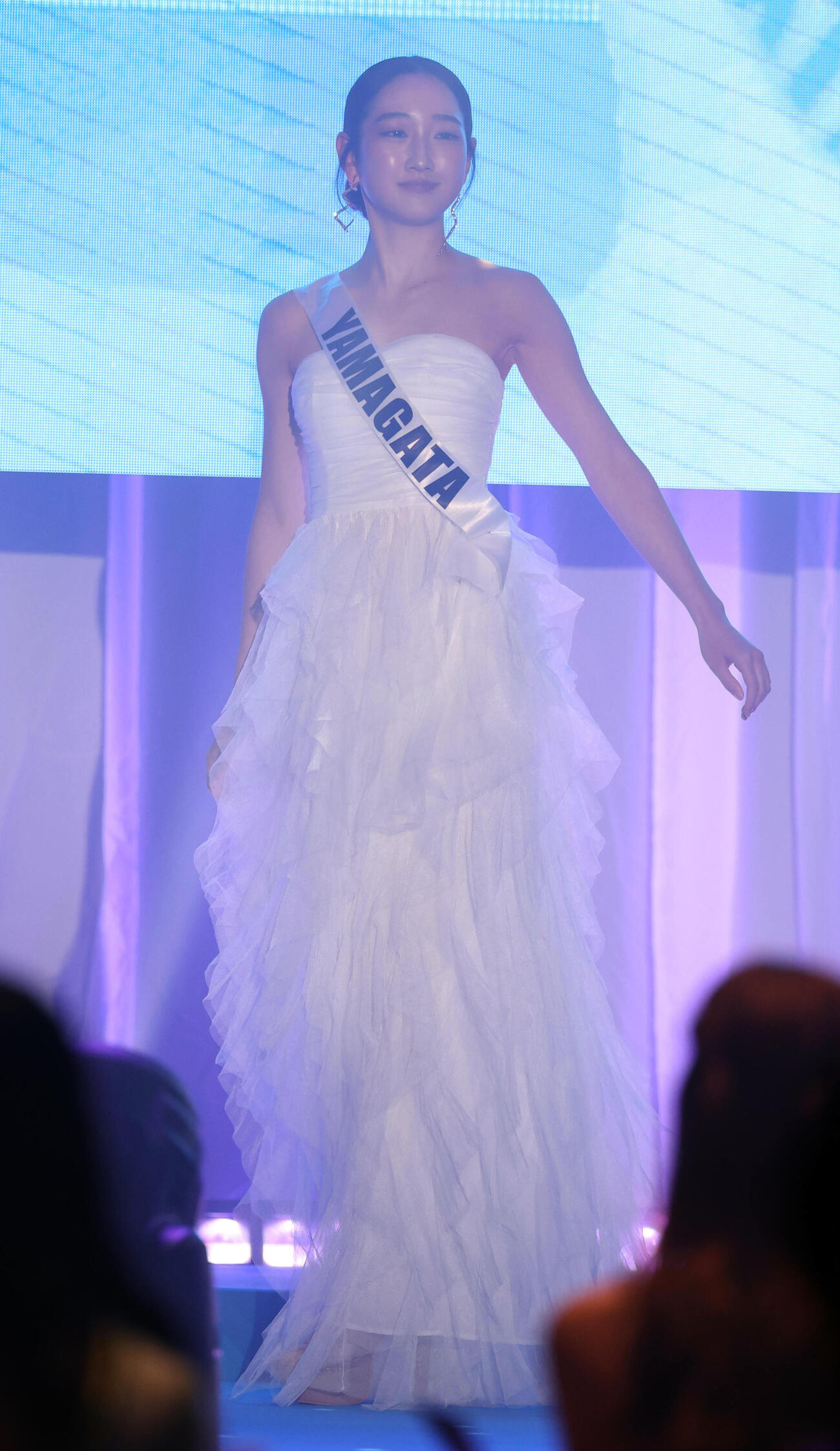 ミスユニバーシティ2026でドレスで歩く山形代表の宮野遥（撮影・浅見桂子）