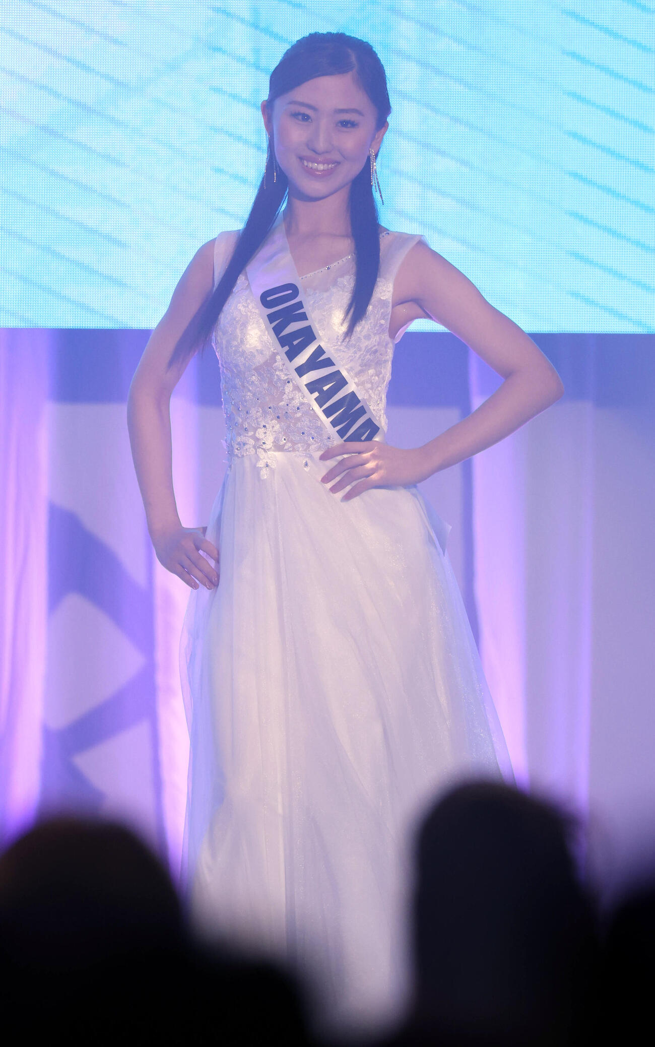 ミスユニバーシティ2026でドレスで歩く岡山代表の岡部美波（撮影・浅見桂子）