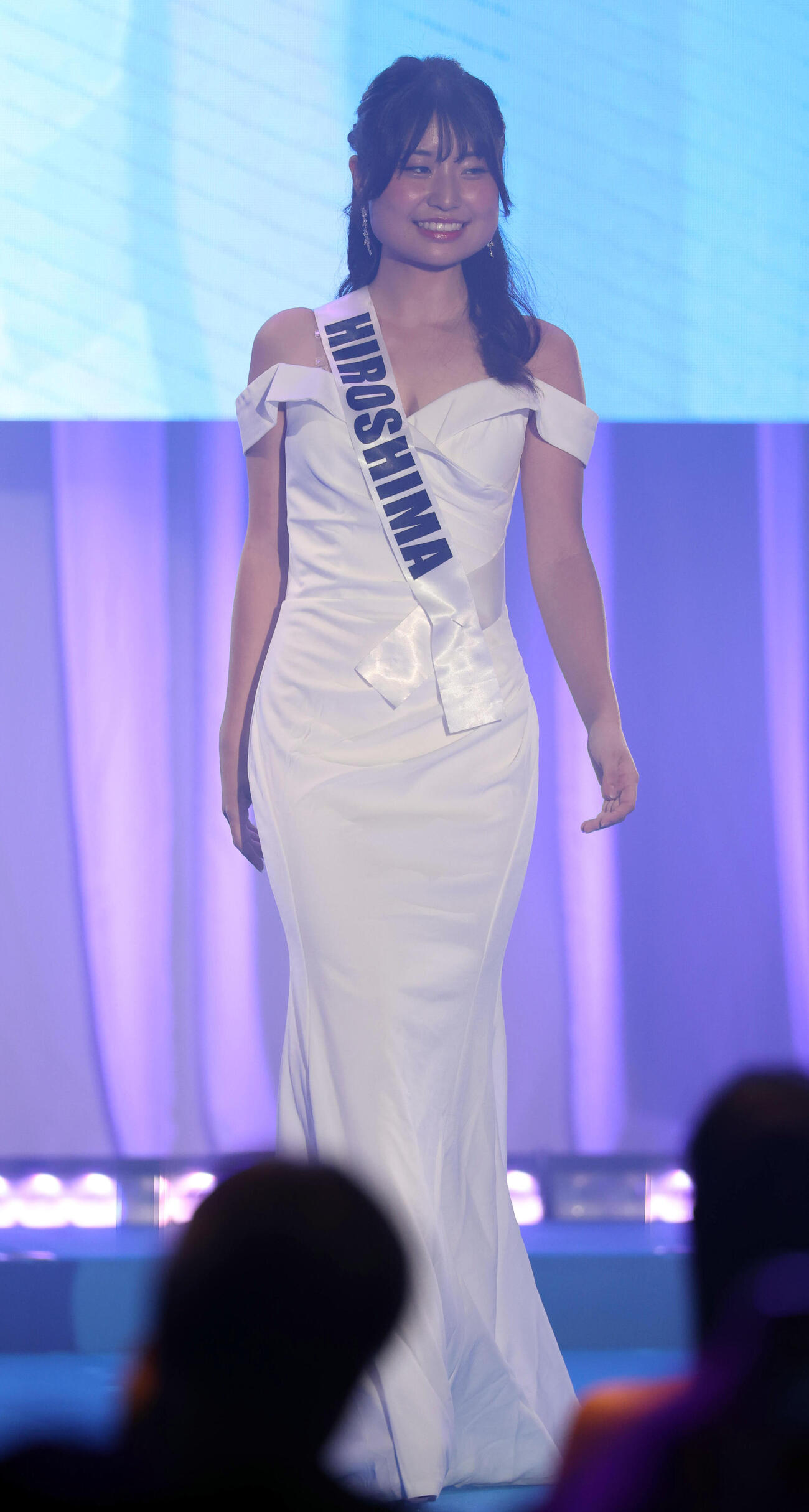 ミスユニバーシティ2026でドレスで歩く広島代表の山本美虹（撮影・浅見桂子）