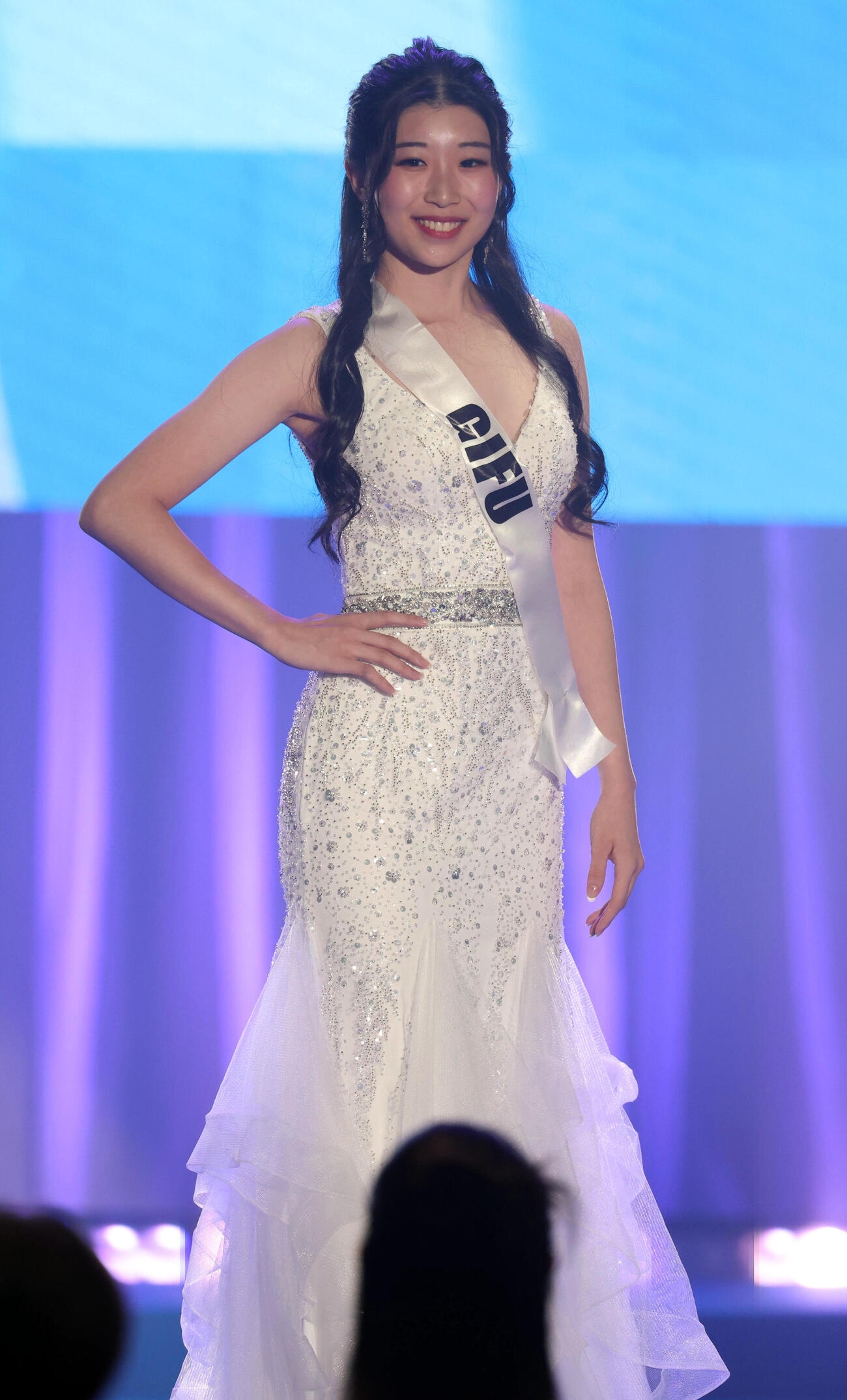 ミスユニバーシティ2026でドレスで歩く岐阜代表の高塚雅姫（撮影・浅見桂子）