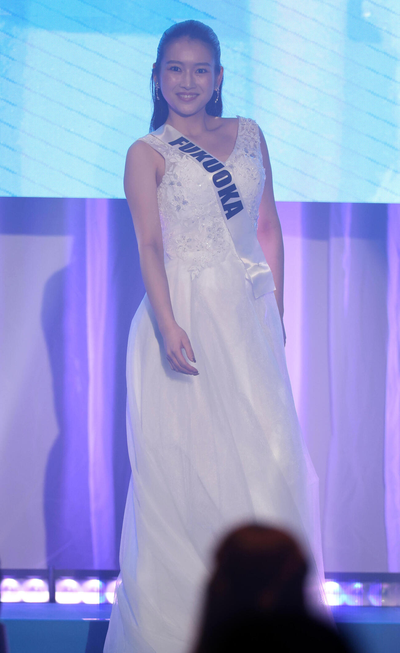 ミスユニバーシティ2026でドレスで歩く福岡代表の西村七海（撮影・浅見桂子）