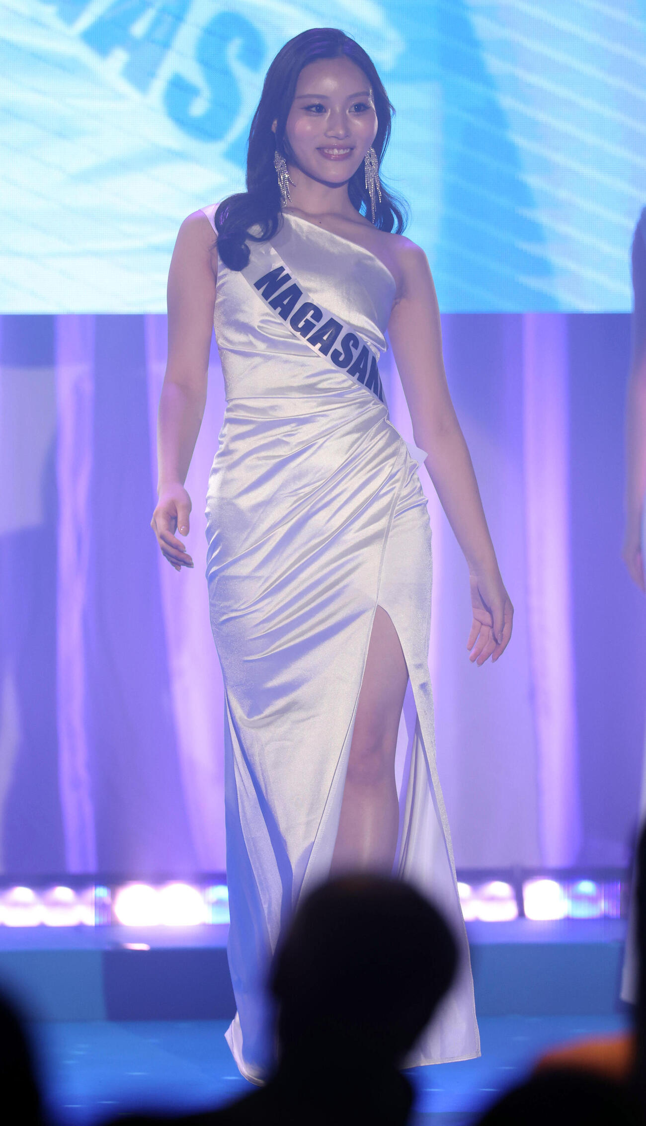 ミスユニバーシティ2026でドレスで歩く長崎代表の川添結愛（撮影・浅見桂子）