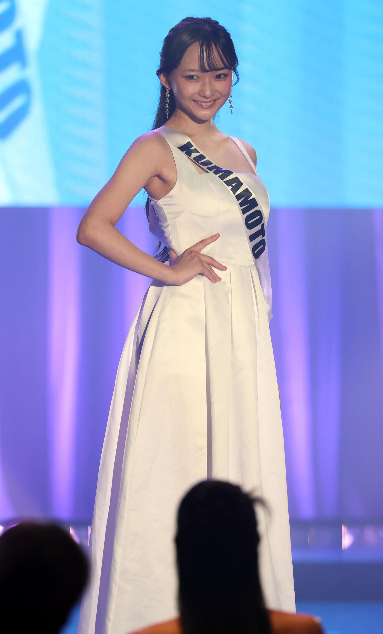 ミスユニバーシティ2026でドレスで歩く熊本代表の石川さくら（撮影・浅見桂子）