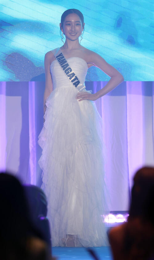 ミスユニバーシティ2026でドレスで歩く山形代表の宮野遥(撮影・浅見桂子)