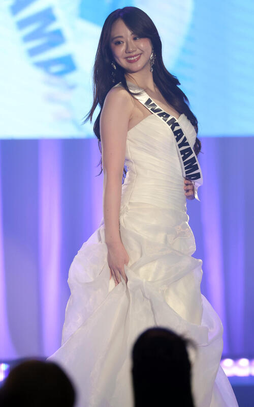 ミスユニバーシティ2026でドレスで歩く和歌山代表の島さくら(撮影・浅見桂子)