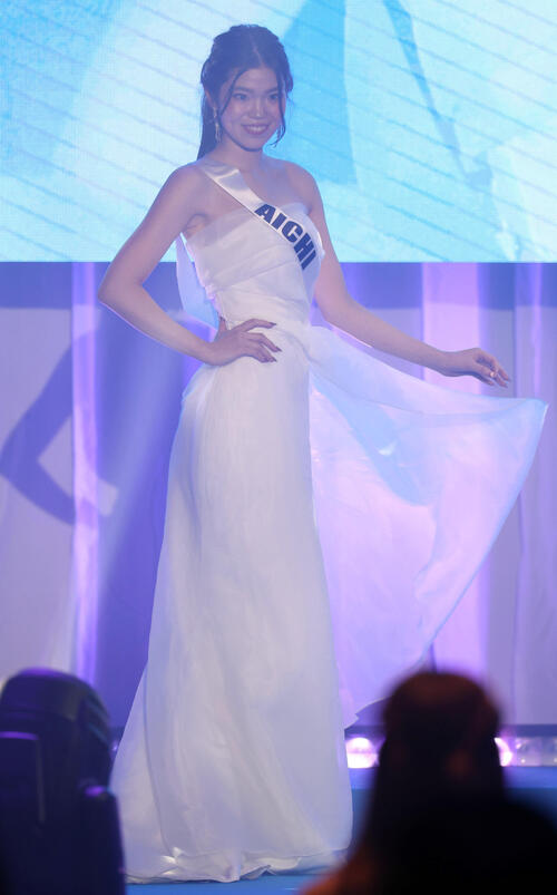 ミスユニバーシティ2026でドレスで歩く愛知代表の宮下幸芽(撮影・浅見桂子)