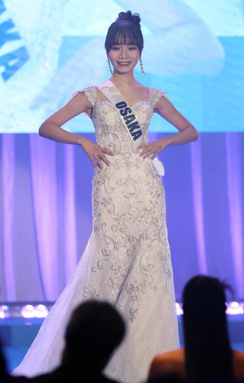 ミスユニバーシティ2026でドレスで歩く大阪代表の林遙名(撮影・浅見桂子)