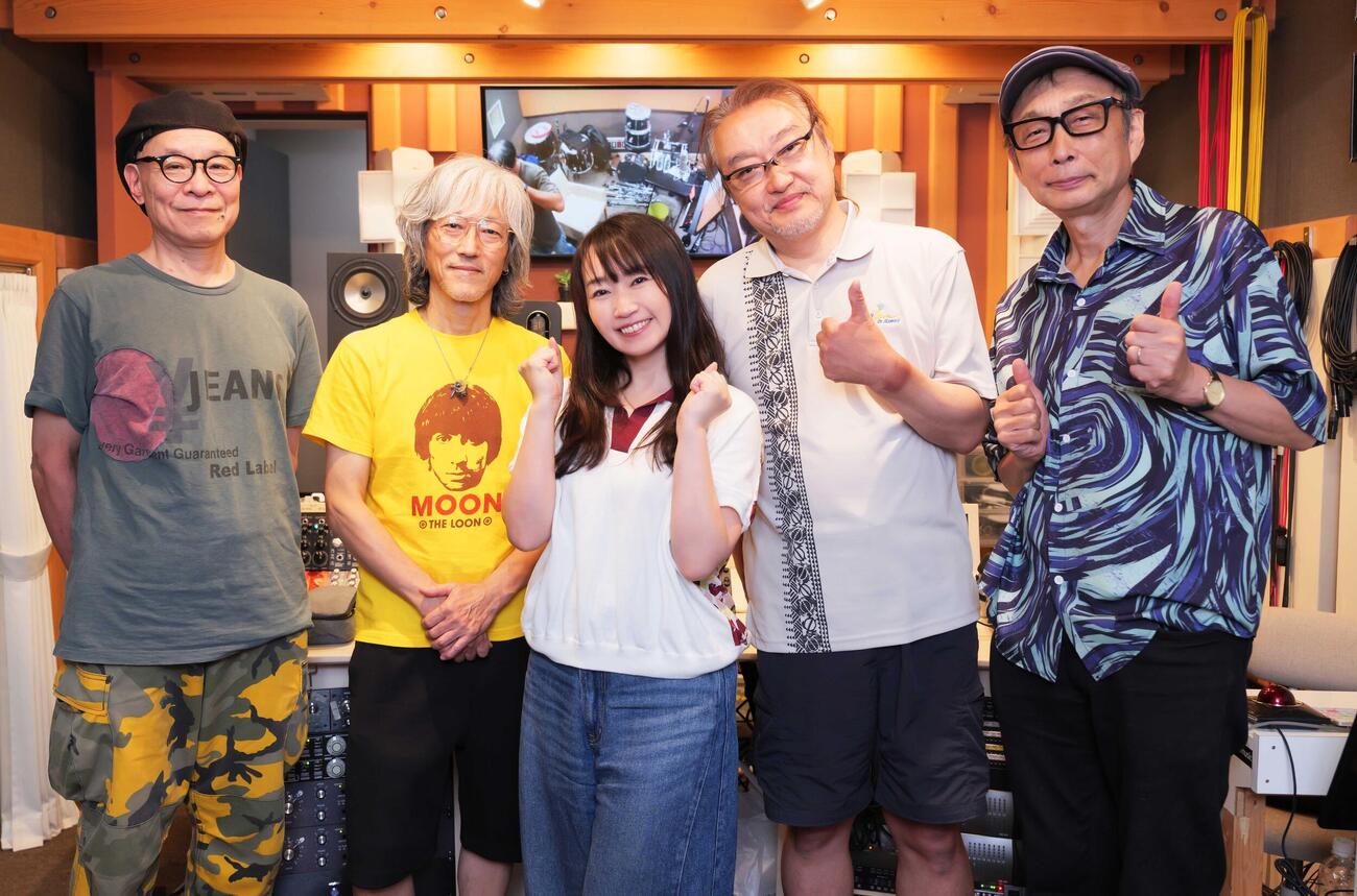 水樹奈々（中央）とパール兄弟（左からバカボン鈴木、松永俊弥、窪田晴男、サエキけんぞう）