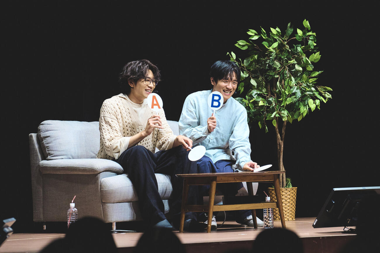 「40までにしたい10のこと」ファンミーティングイベントで。左から、庄司浩平、風間俊介（C）マミタ・libre／「40までにしたい10のこと」製作委員会
