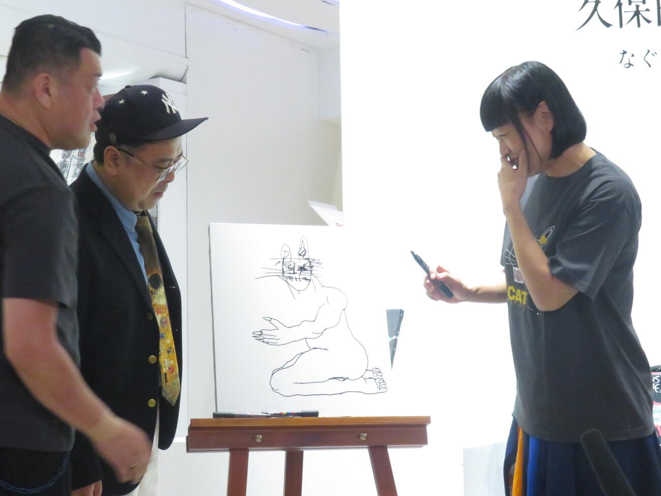 とろサーモン久保田（中央）が顔、くっきー！（左）が胴体を描いた絵に、3人目として描くことになり、困惑するしずちゃん