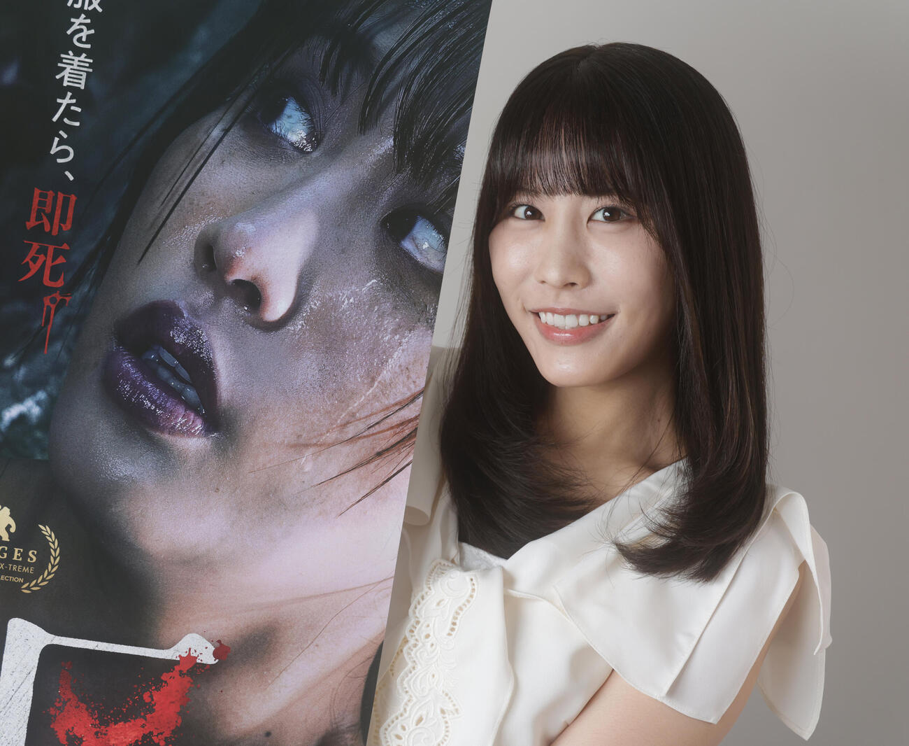 主演映画「呪区」のポスターを手にする南野百合（撮影・中島郁夫）