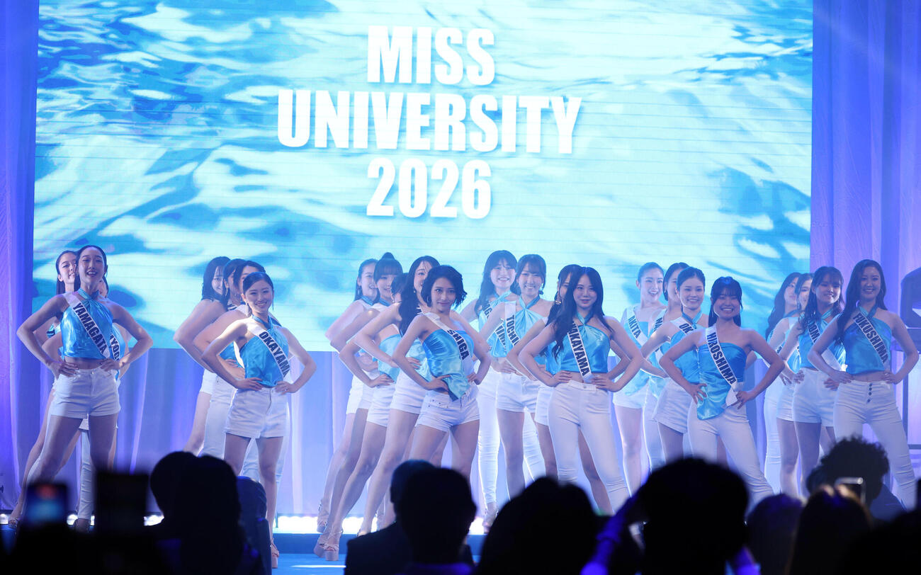 ミスユニバーシティ2026で並ぶする代表者たち（撮影・浅見桂子）