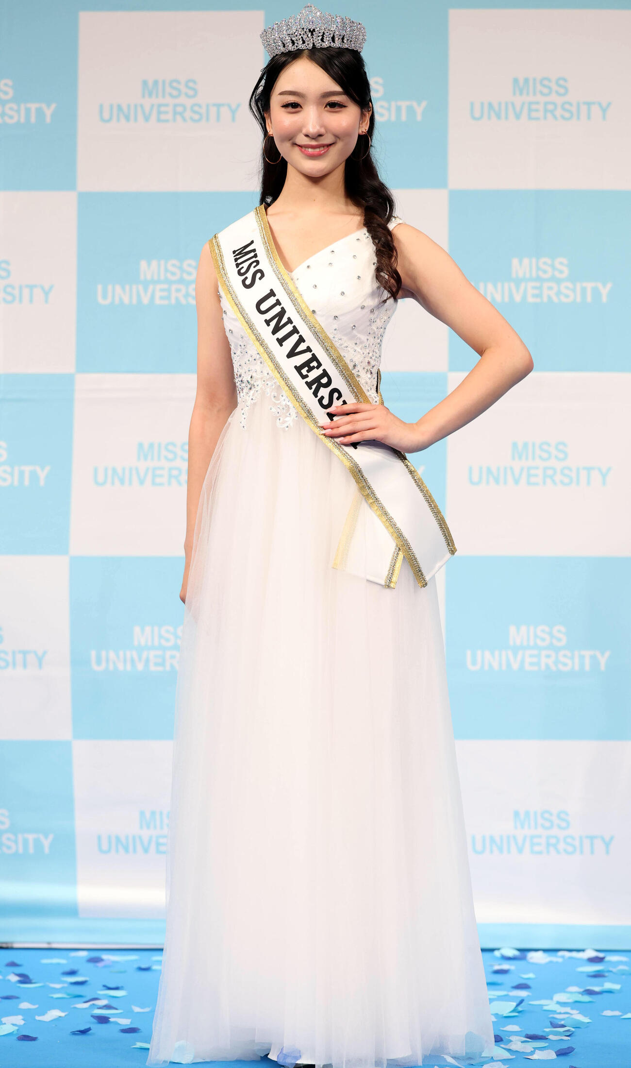 ミスユニバーシティ2026でグランプリに輝いた東京代表の熊丸うた子さんは笑顔で記念撮影（撮影・浅見桂子）