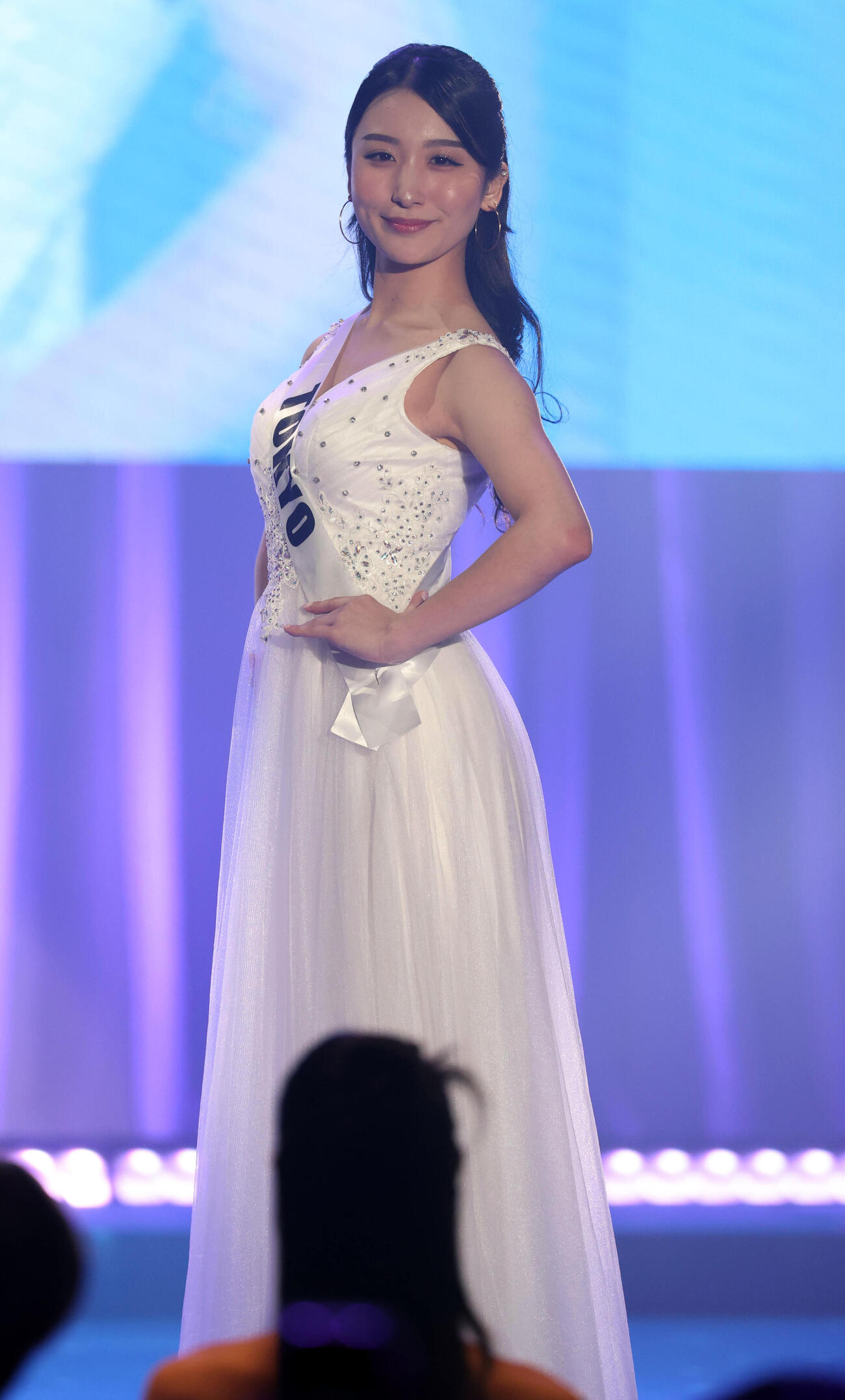 ミスユニバーシティ2026でドレスで歩く東京代表の熊丸うた子（撮影・浅見桂子）
