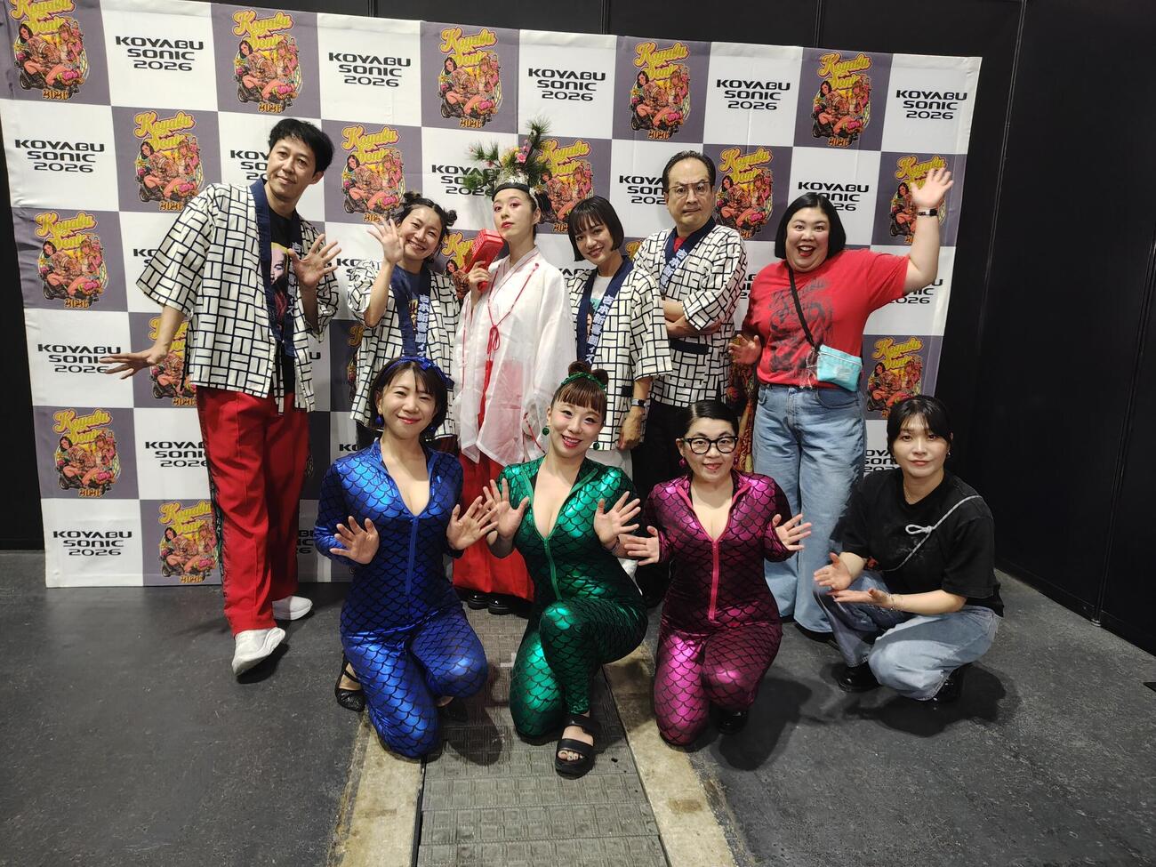 後列左から「吉本新喜劇ィズ」小籔千豊、元チャットモンチーの福岡晃子、宇都宮まき、金原早苗、松浦真也、紅しょうが熊元プロレス、前列左から吉本新喜劇の爆乳三姉妹、服部ひで子、森田まりこ、岡田直子、紅しょうが稲田美紀（撮影・松浦隆司）