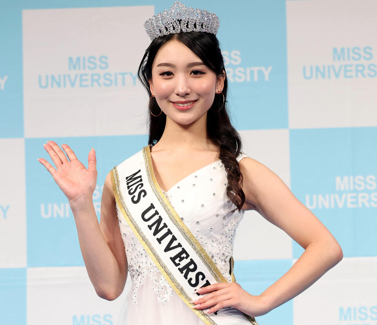 ミスユニバーシティ2026でグランプリに輝いた東京代表の熊丸うた子さんは笑顔で記念撮影（撮影・浅見桂子）
